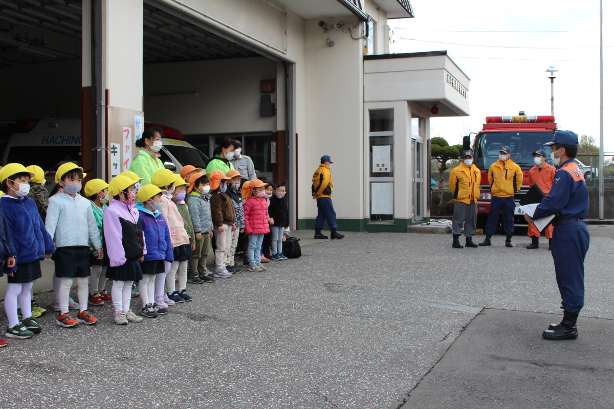 防火教室にて消防署の方々に挨拶をする5才児