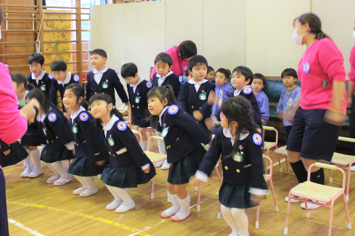 赤十字フォークダンスを踊る5才児の様子