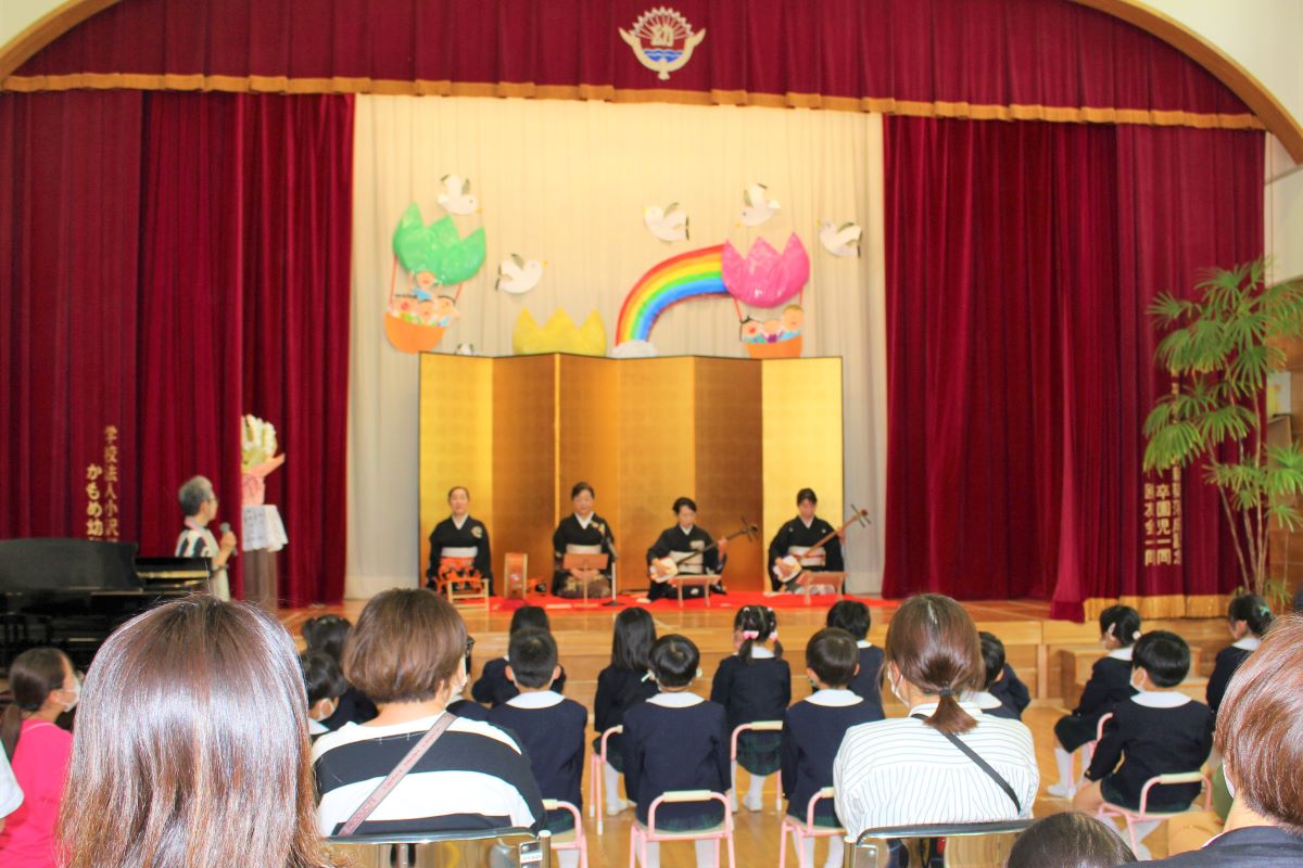 家庭教育学級「日本の楽器や音楽を楽しもう」の様子