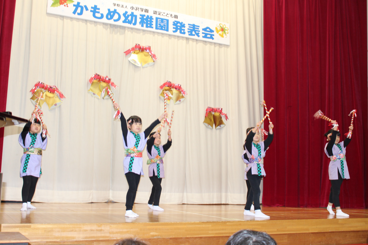 日本舞踊「紅蓮華」を披露する5才児女の子