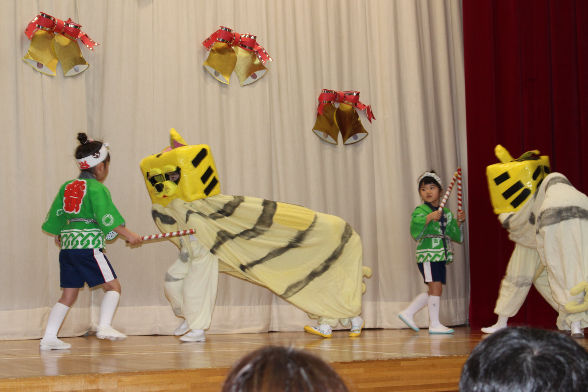 「虎舞い」を披露する5才児