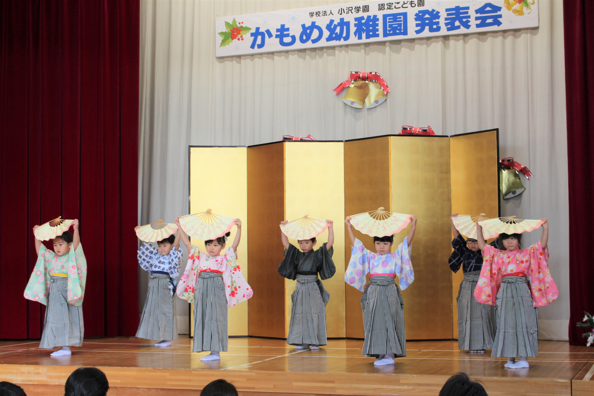 日本舞踊「富士の山」を披露する4才児