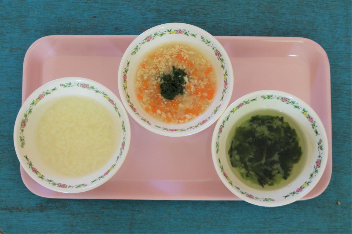 離乳食・中期（中期粥・鶏ささ身と野菜煮・野菜スープ）の写真