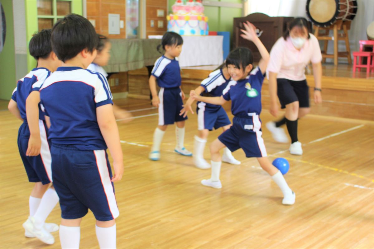 ボールを使って活動する5才児の様子（体育教室）