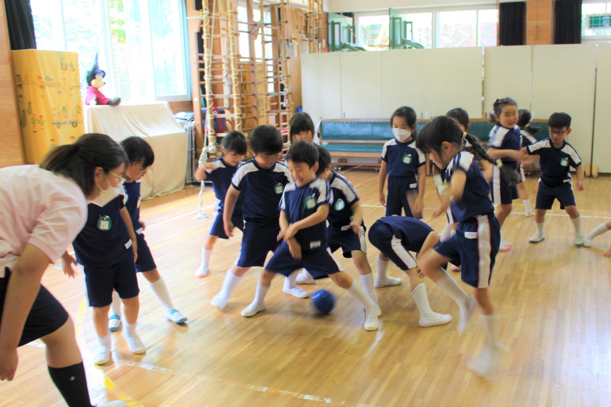 ボールを使って活動する5才児の様子（体育教室）